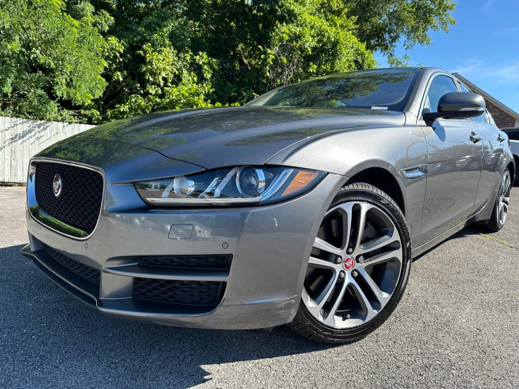 2017 Jaguar XE Premium's photo