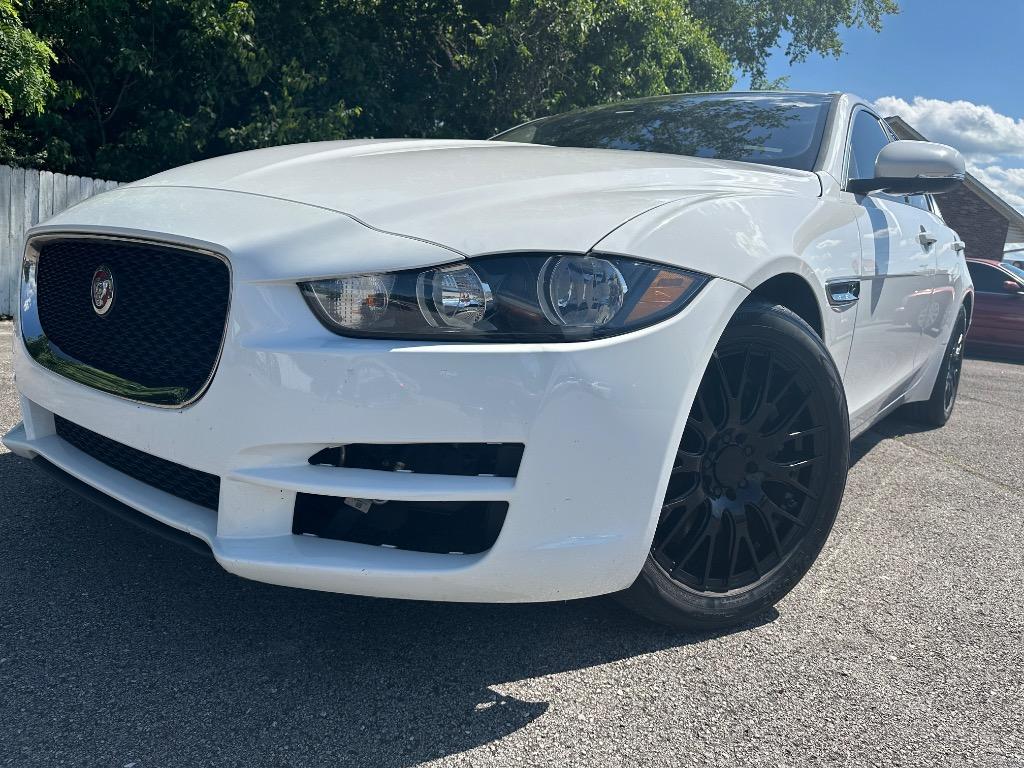 2017 Jaguar XE Premium's photo